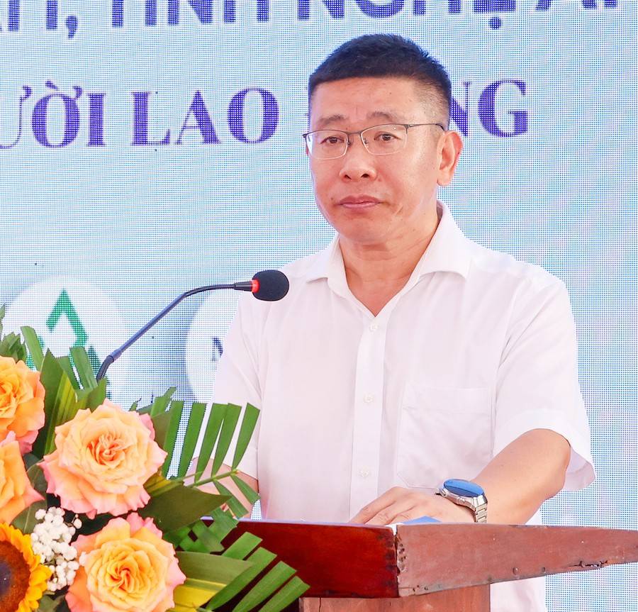 Ông Mã Quân Kiến - Phó Tổng Giám đốc Công ty TNHH tập đoàn TIANNENG (Việt Nam) giới thiệu về môi trường làm việc, nhu cầu tuyển dụng lao động của các doanh nghiệp trong Khu công nghiệp Hoàng Mai 1 tại Ngày hội việc làm