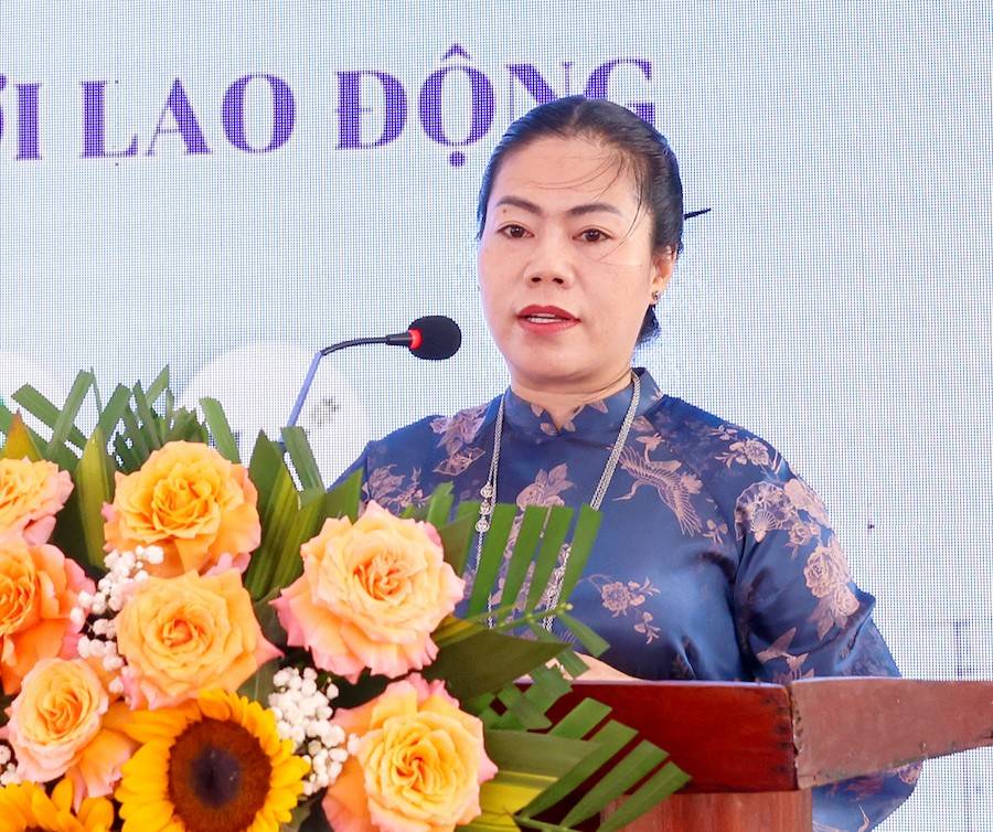 Bà Trịnh Thị Thanh Huyền - Tổng Giám đốc Công ty Hoàng Thịnh Đạt giới thiệu về các cơ hội việc làm cho người lao động hiện nay và trong tương lai trong Khu công nghiệp Hoàng Mai 1,2 tại Ngày hội việc làm