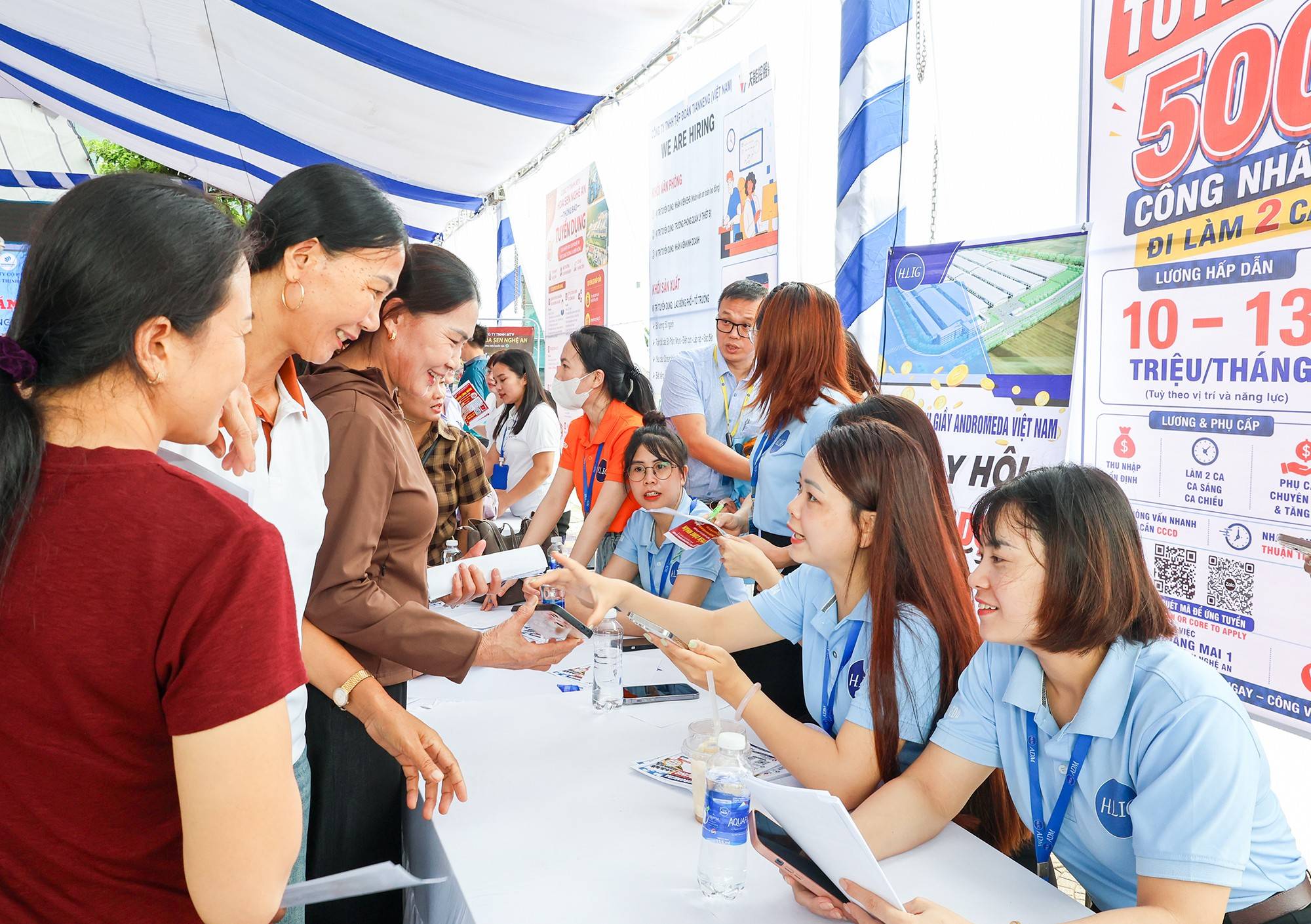 Các doanh nghiệp tham gia tuyển dụng tại Ngày hội việc làm đang giới thiệu các vị trí việc làm cho người lao động