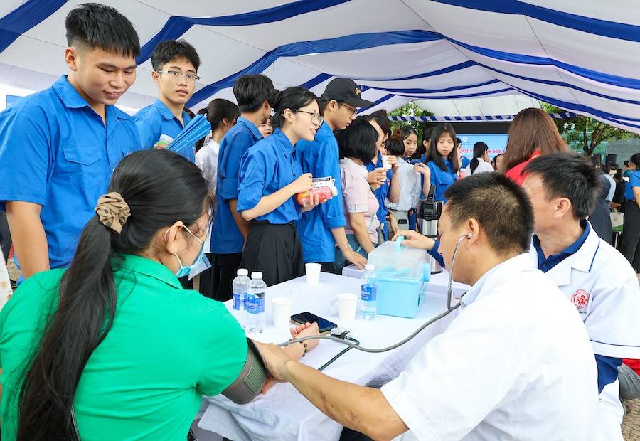 Người lao động được thăm khám sức khoẻ tại Ngày hội việc làm