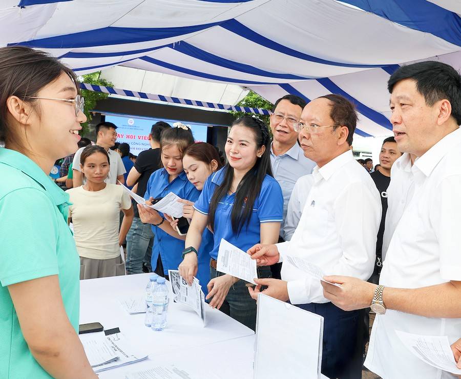 Ông Bùi Thanh An - Phó Chủ tịch Thường trực UBND tỉnh Nghệ An cùng người lao động, học sinh, sinh viên nghe tư vấn, tuyển dụng của các các doanh nghiệp; tư vấn học nghề, định hướng việc làm trong tương lai tại Ngày hội việc làm