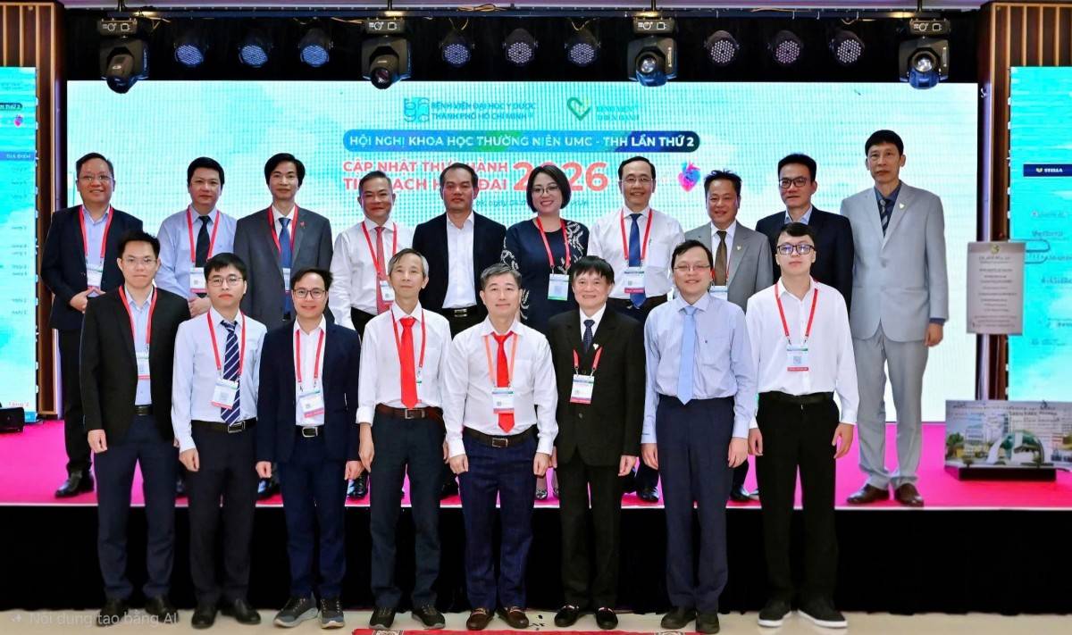 Các chuyên gia, đại biểu tham dự hội nghị chụp ảnh lưu niệm.