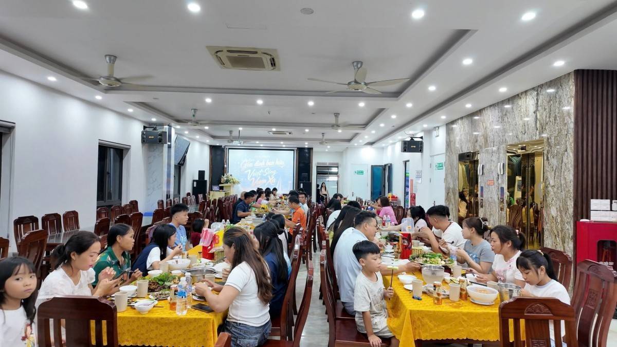 Giữa tâm bão, chủ khách sạn trên đảo mổ lợn đãi gần 50 du khách