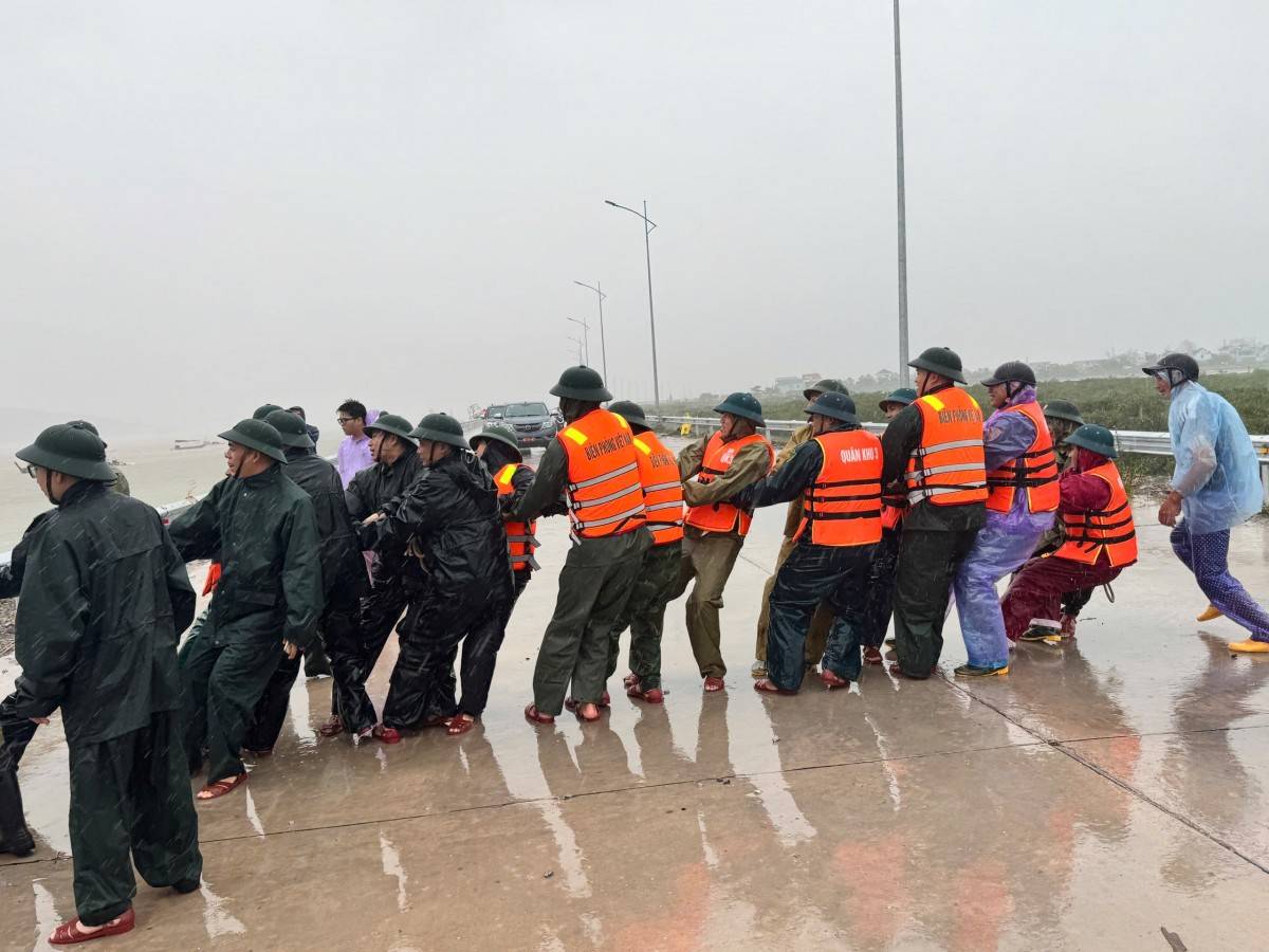 Những người lính quân hàm xanh căng mình giữ bình yên cho ngư dân Trà Cổ