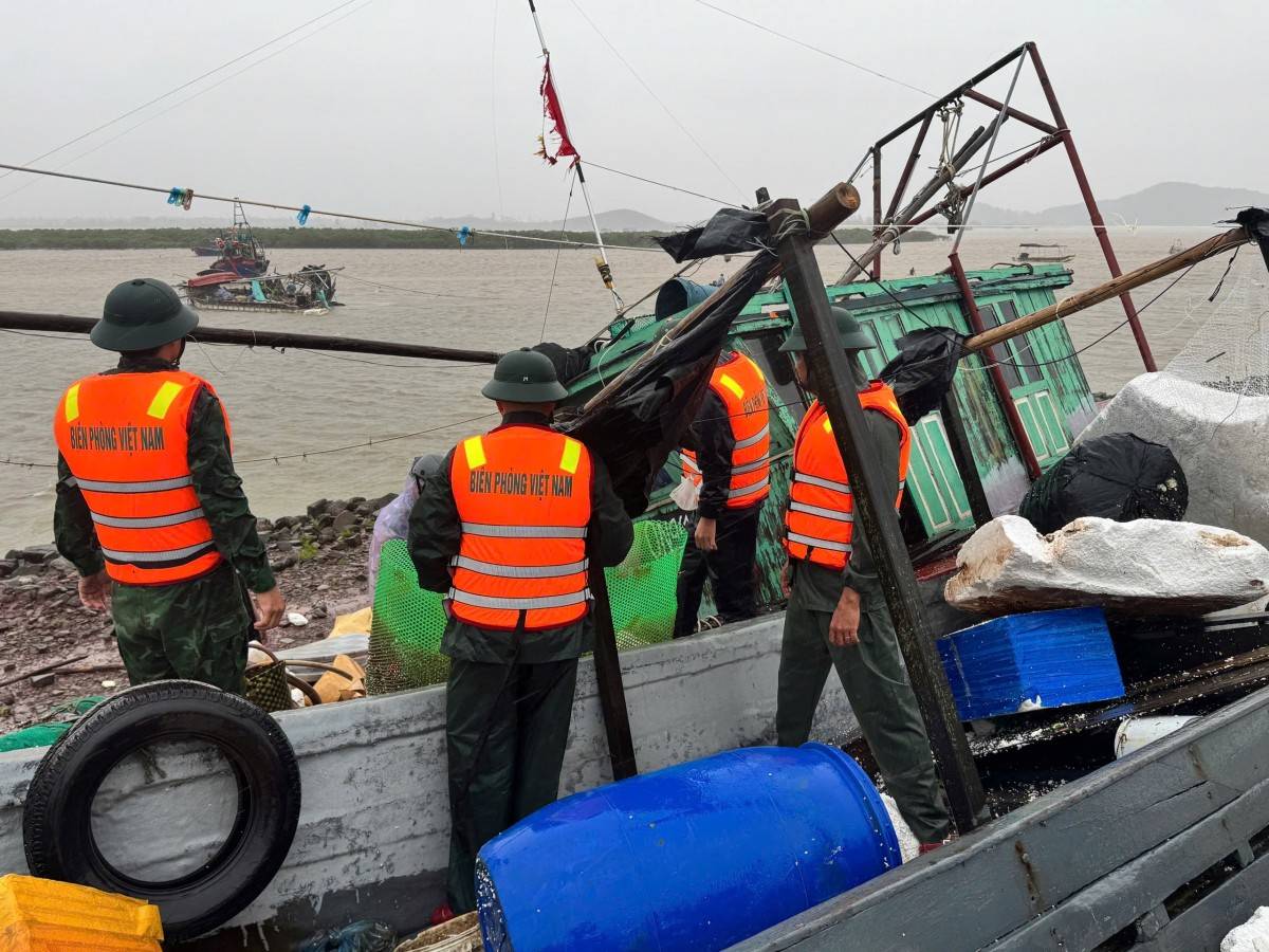 Những người lính quân hàm xanh căng mình giữ bình yên cho ngư dân Trà Cổ