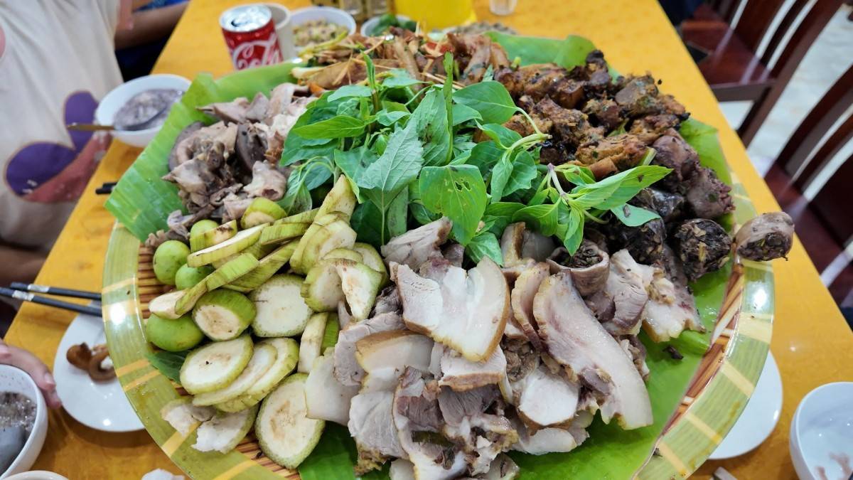     Những món ăn được chuẩn bị chu đáo, góp phần mang đến không khí ấm áp cho các du khách trong thời gian chờ bão tan