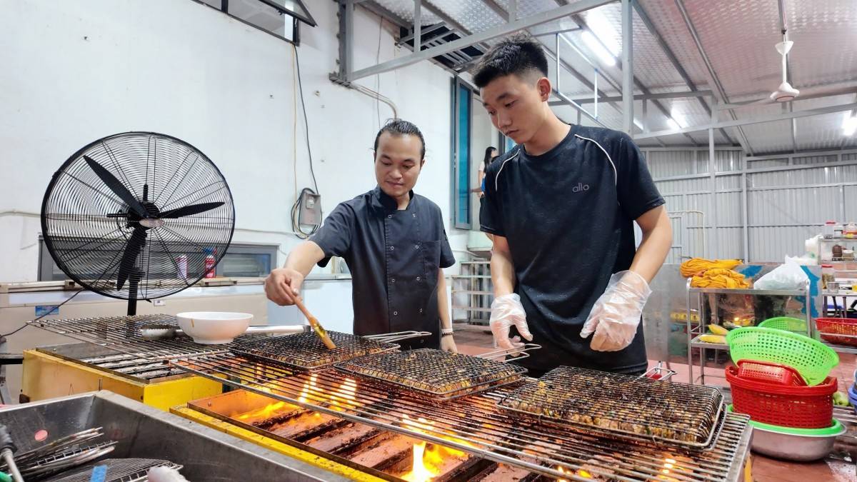     Các đầu bếp tất bật chế biến những món ăn mang hương vị gia đình trong lúc mưa bão bao trùm khắp đảo.