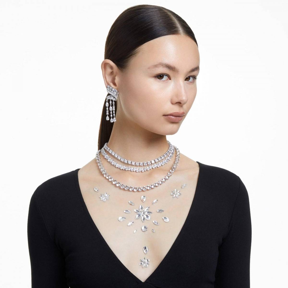 Bộ trang sức pha lê Swarovski – Thiết kế nổi bật với các viên pha lê được cắt mài chính xác, tạo hiệu ứng phản chiếu ánh sáng đặc trưng. Đây là dòng sản phẩm góp phần đưa Swarovski trở thành một trong những thương hiệu pha lê và trang sức nổi tiếng nhất thế giới.