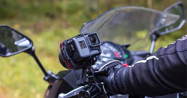 Camera hành trình xe máy là thiết bị ghi và lưu trữ hình ảnh, âm thanh trên chặng đường di chuyển của xe. Ngoài camera cho xe máy, trên thị trường còn có các loại camera hành trình khác như: camera ô tô, camera xe tải...