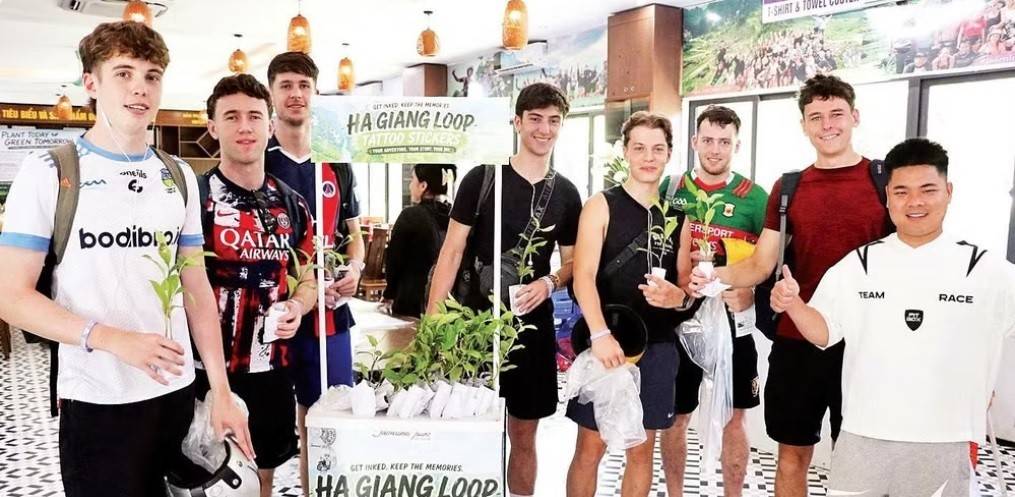 Tự tay trồng một cây xanh trong hành trình khám phá Cao nguyên đá Đồng Văn (Tuyên Quang) là trải nghiệm thú vị, nhận được sự hưởng ứng của nhiều du khách. Hoạt động này thực hiện thông qua dự án “Hôm nay xanh tươi- ngày mai xanh tốt”.