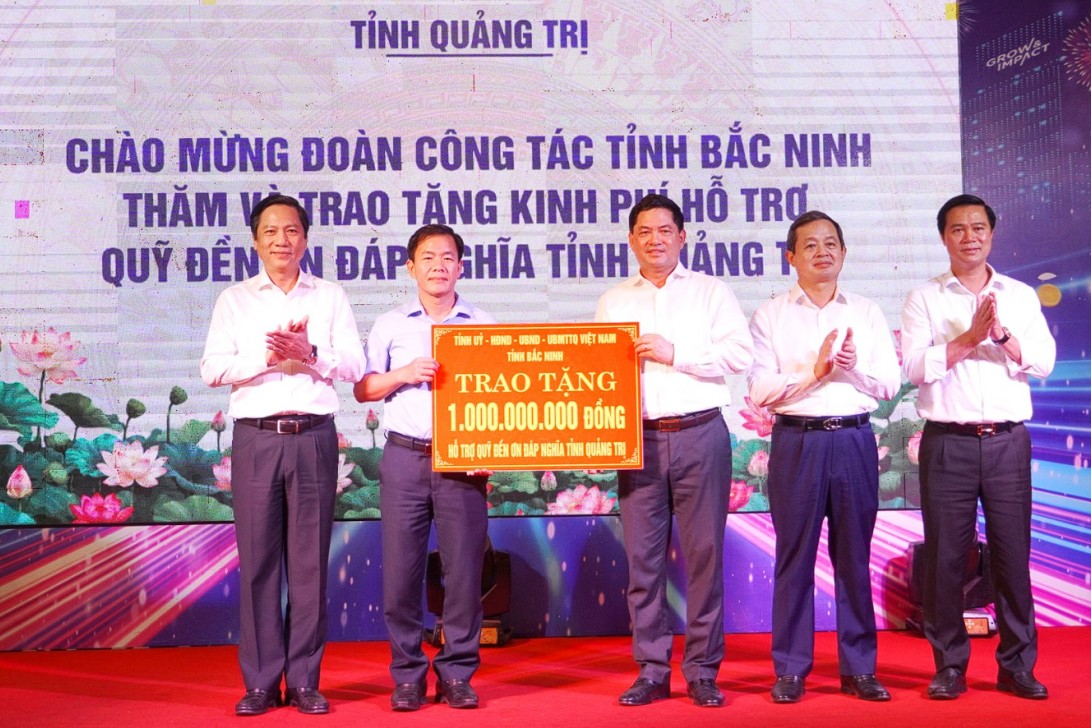 Lãnh đạo tỉnh Bắc Ninh tri ân các anh hùng liệt sĩ và trao hỗ trợ Quỹ “Đền ơn đáp nghĩa” Quảng Trị