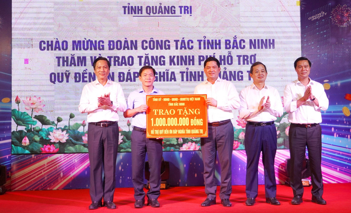 Lãnh đạo tỉnh Bắc Ninh tri ân các anh hùng liệt sĩ và trao hỗ trợ Quỹ “Đền ơn đáp nghĩa” Quảng Trị