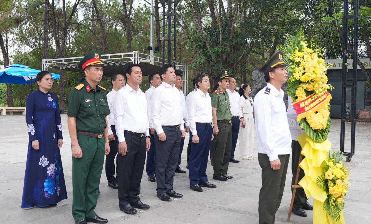 Lãnh đạo tỉnh Bắc Ninh tri ân các anh hùng liệt sĩ và trao hỗ trợ Quỹ “Đền ơn đáp nghĩa” Quảng Trị