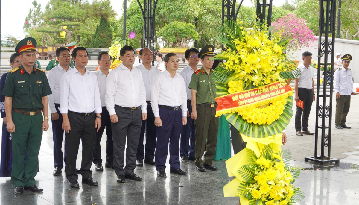 Lãnh đạo tỉnh Bắc Ninh tri ân các anh hùng liệt sĩ và trao hỗ trợ Quỹ “Đền ơn đáp nghĩa” Quảng Trị