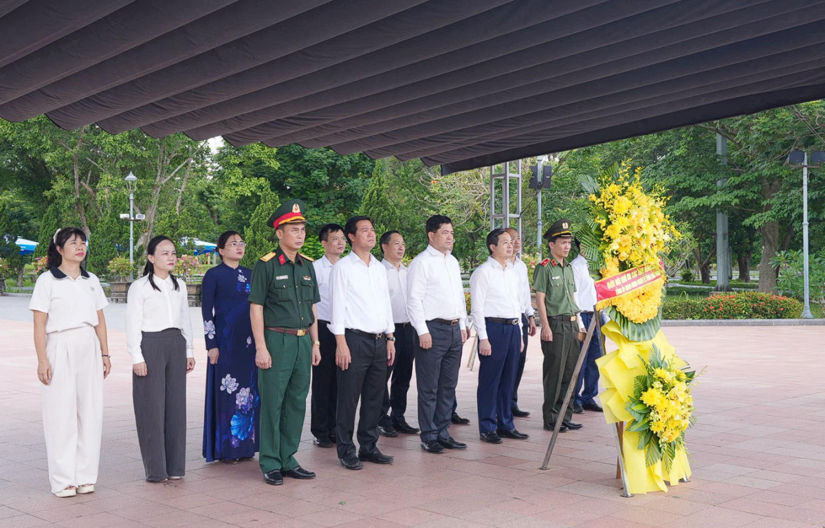 Lãnh đạo tỉnh Bắc Ninh tri ân các anh hùng liệt sĩ và trao hỗ trợ Quỹ “Đền ơn đáp nghĩa” Quảng Trị