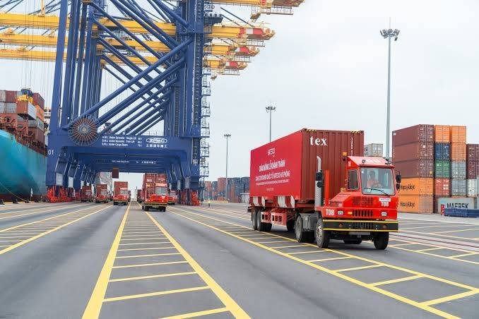 Phó Thủ tướng yêu cầu kiểm tra việc chấp hành pháp luật về giá đối với các doanh nghiệp kinh doanh vận tải và dịch vụ logistics; kiểm tra việc kê khai giá, niêm yết giá và thực hiện giá cước theo quy định. Yêu cầu các doanh nghiệp vận tải thực hiện điều chỉnh giảm giá cước tương ứng khi chi phí nhiên liệu giảm.