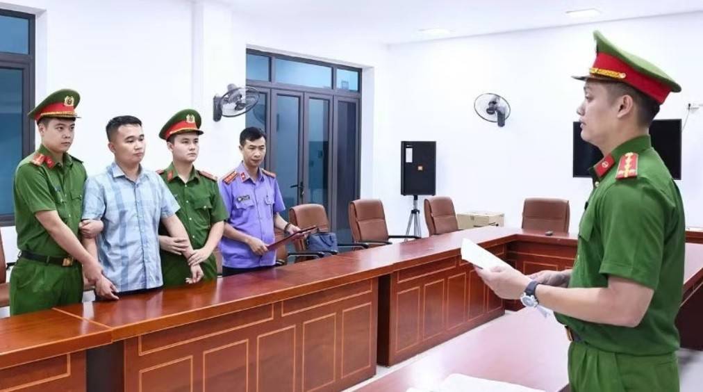 Cơ quan Cảnh sát điều tra Công an tỉnh Tuyên Quang đã thi hành Lệnh giữ người trong trường hợp khẩn cấp đối với Nguyễn Hà Duy, sinh năm 1998, là giáo viên Trường THPT chuyên Tuyên Quang để điều tra liên quan đến kết quả điểm thi môn Toán tại kỳ thi tốt ng