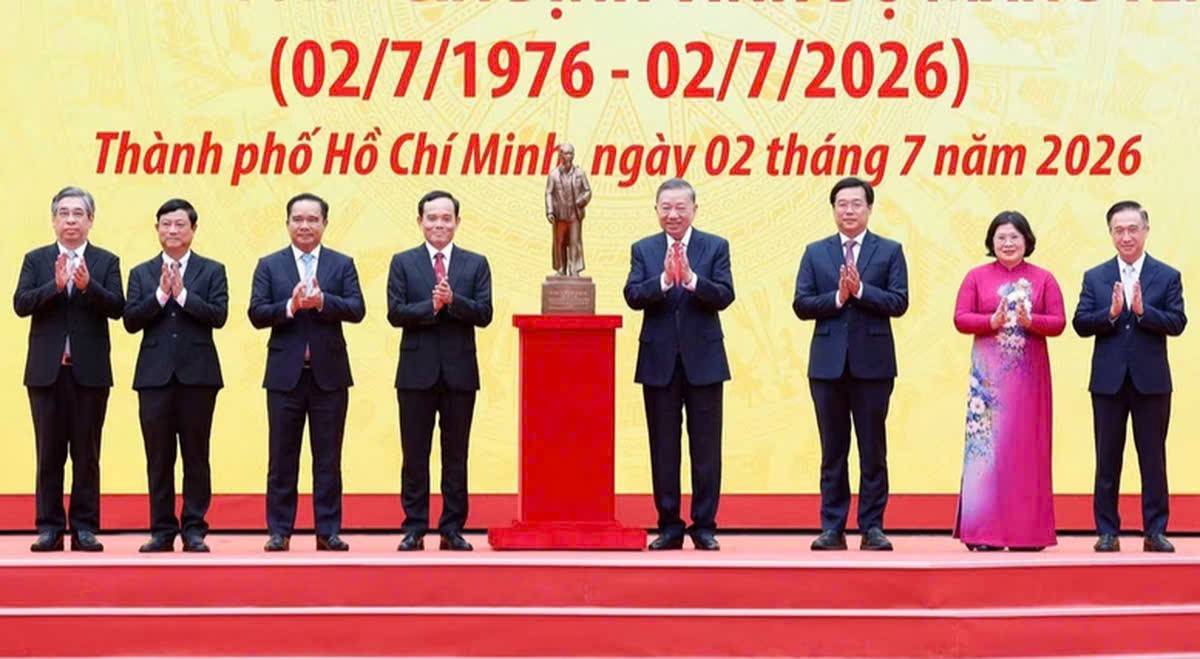 Tổng Bí thư, Chủ tịch nước Tô Lâm trao tặng Thành ủy TPHCM tượng Chủ tịch Hồ Chí Minh