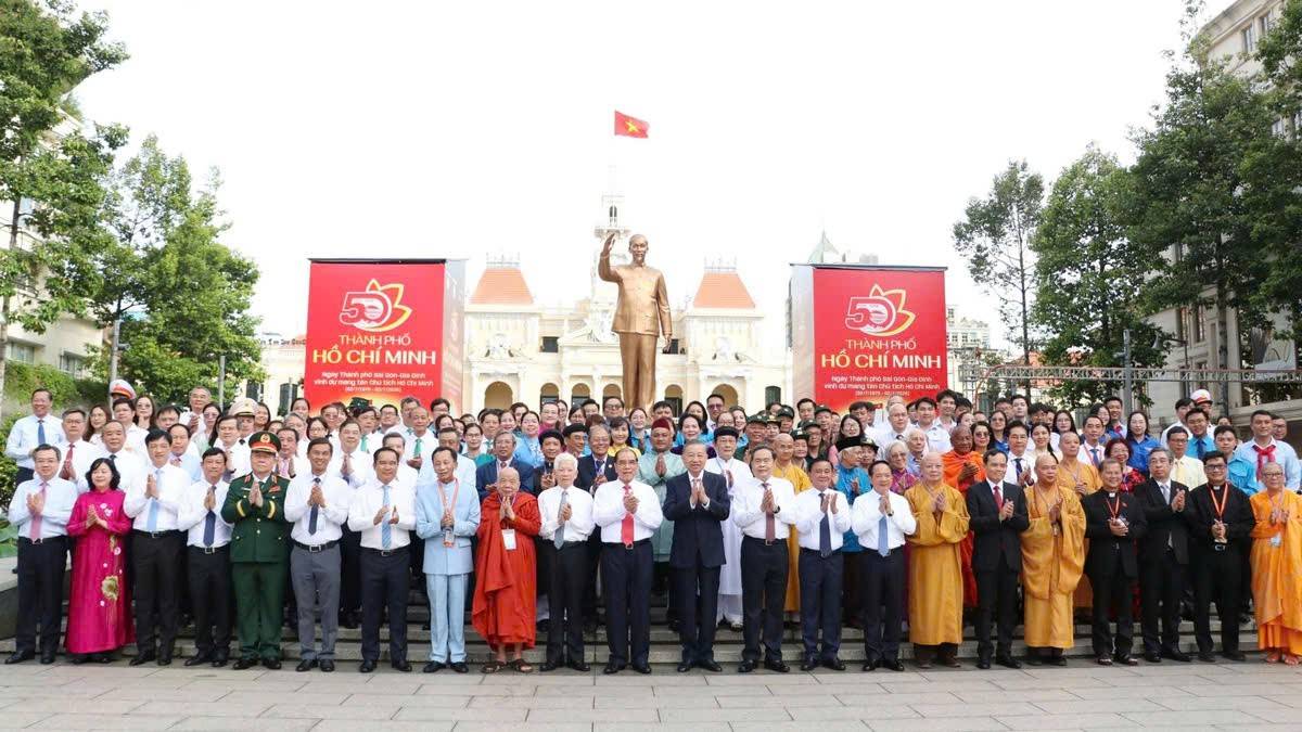 Tổng Bí thư, Chủ tịch nước Tô Lâm cùng Đoàn đại biểu dâng hoa tưởng nhớ Chủ tịch Hồ Chí Minh vào sáng ngày 2/7.