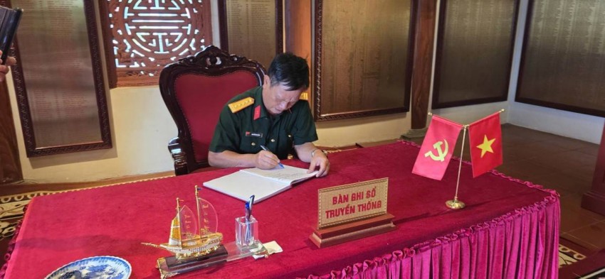 Đại tá Nguyễn Hà Bảo nguyên Tham mưu phó Sư đoàn 312 thay mặt đoàn ghi vào sổ truyền thống