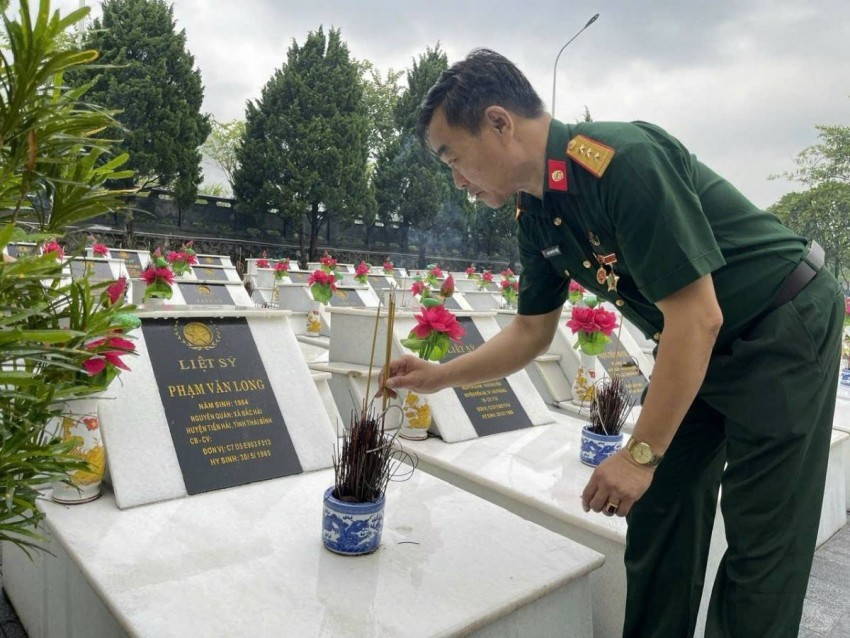Bốn mươi năm trước, người ấy cũng mang cùng cái tên, cũng sinh ra trên cùng mảnh đất quê hương 5 tấn Thái Bình, nhưng anh đã không trở về