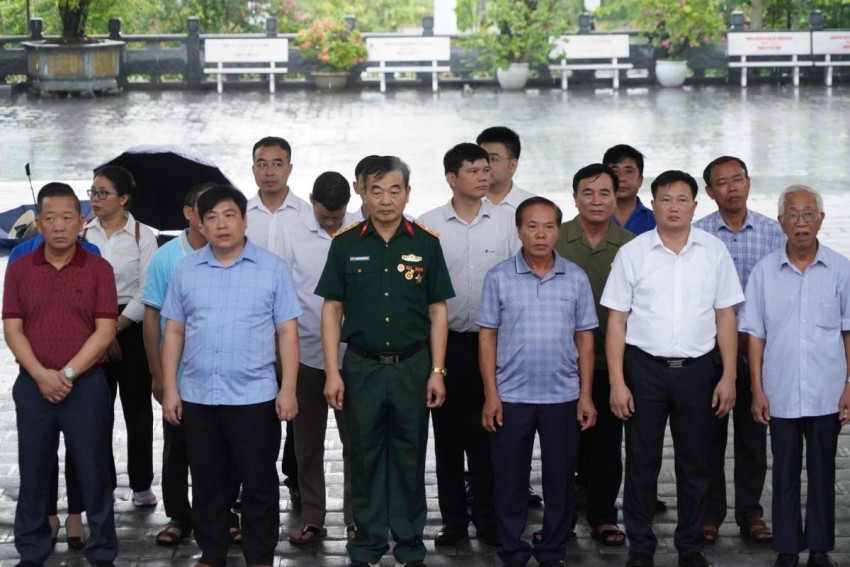 Đoàn kính cẩn nghiêng mình tại Nghĩa trang Quốc gia Vị Xuyên