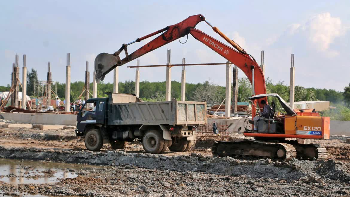 Thi công tuyến đê thuộc dự án trọng điểm Cà Mau góp phần bảo vệ vùng ven biển và phát triển hạ tầng.
