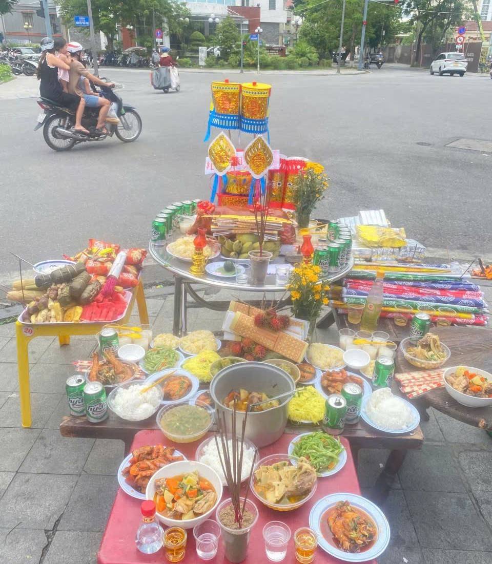 Người Huế cúng lễ Âm hồn: Cơ hội phát huy văn hóa bản địa?