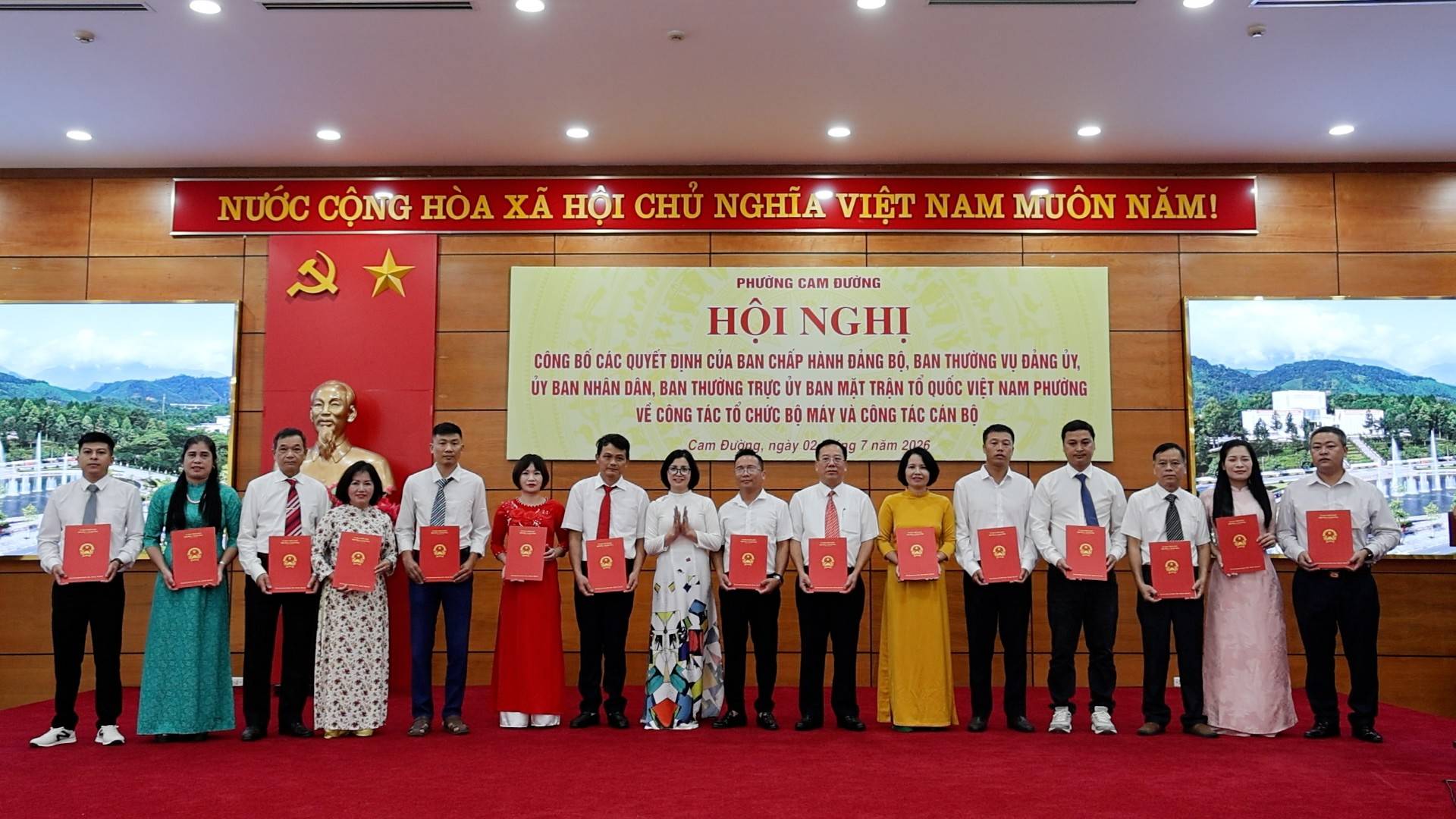 Phường Cam Đường trao Quyết định chỉ định 45 tổ trưởng tổ dân phố. Ảnh Cổng TTĐT phường Cam Đường