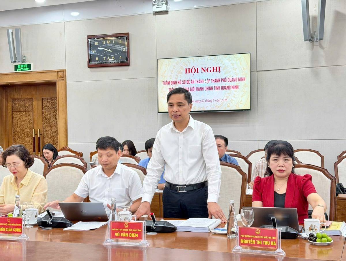 Phó Chủ tịch thường trực UBND tỉnh Quảng Ninh Vũ Văn Diện phát biểu tại hội nghị. Ảnh: Thanh Tùng