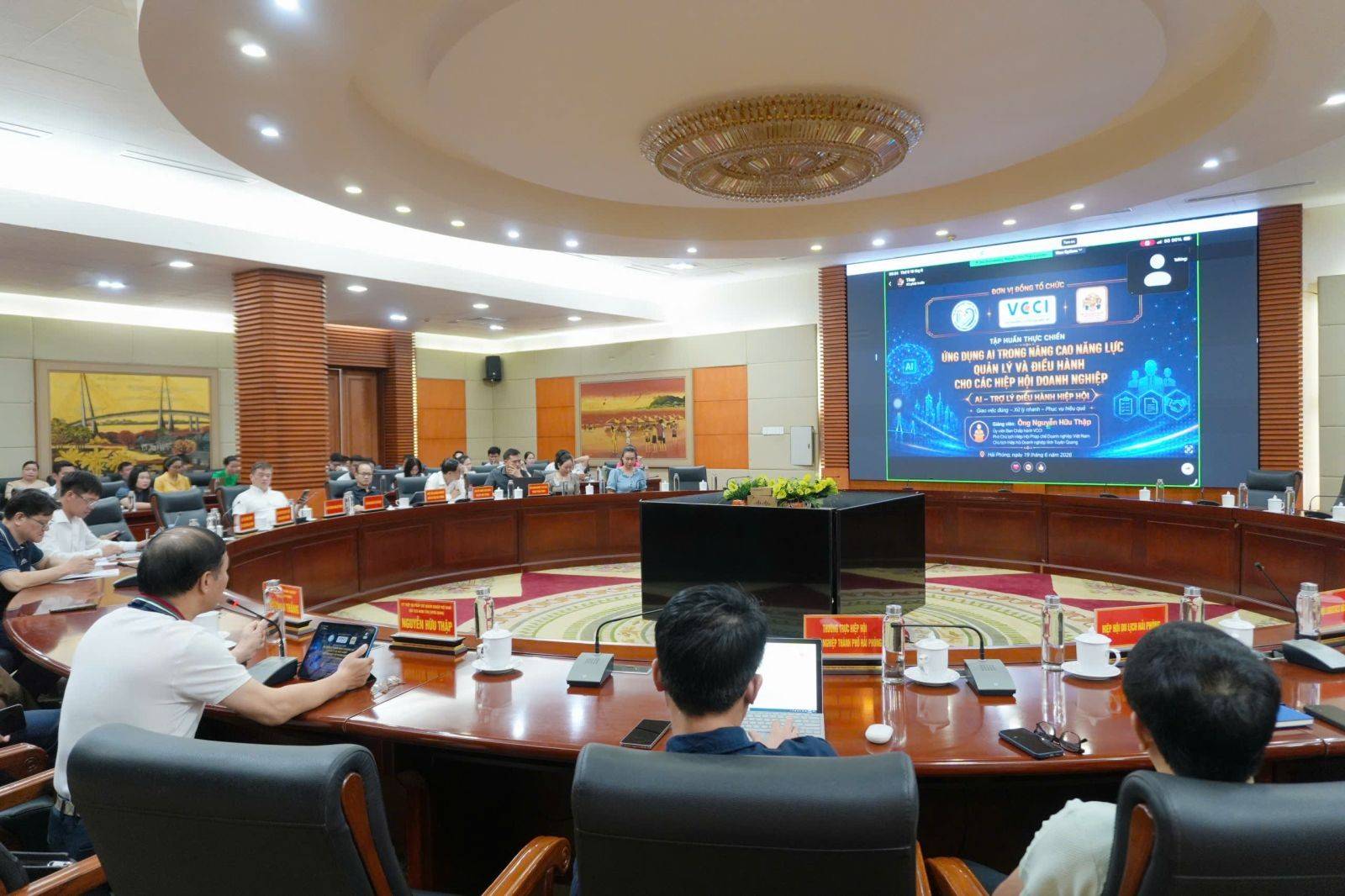 Chủ tịch HHDN tỉnh Tuyên Quang Nguyễn Hữu Thập chia sẻ kiến thức, kinh nghiệm ứng dụng AI vào thực tiễn