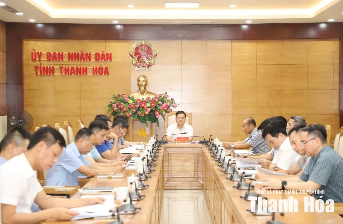 Đồng chí Hoàng Văn Đồng, Tỉnh ủy viên, Giám đốc Sở Xây dựng chủ trì hội nghị tại điểm cầu tỉnh Thanh Hóa.