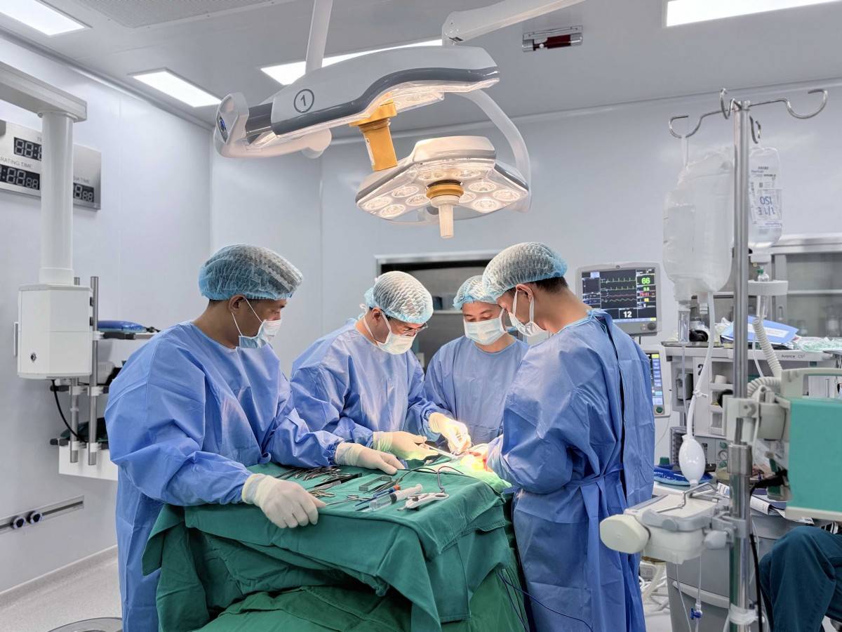  Ê-kíp bác sĩ Vinmec Hạ Long thực hiện ca phẫu thuật loại bỏ khối u tuyến giáp khổng lồ cho bệnh nhân.