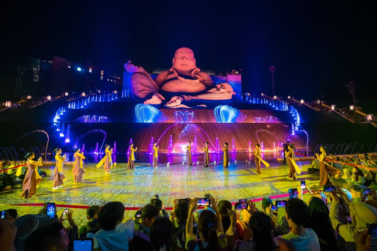 Show nhạc nước tại khu vực đại tượng Bồ Tát Di Lặc mang đến không gian huyền ảo, trang nghiêm mà an yên
