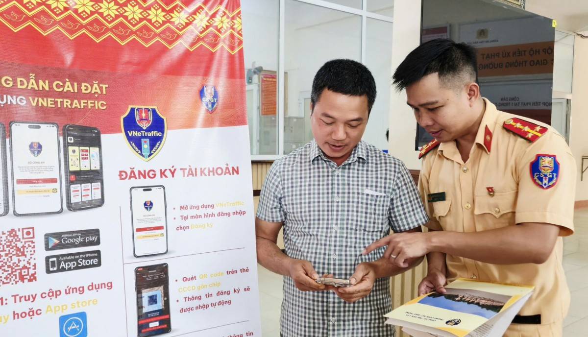 Người dân rất hài lòng khi được cán bộ Đội Sát hạch và cấp GPLX cơ giới đường bộ thuộc Phòng CSGT tỉnh Đắk Lắk hướng dẫn làm thủ tục cấp đổi GPLX trực tuyến nhanh, gọn.   