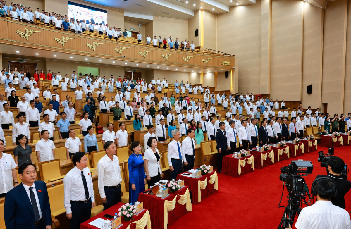 Các đại biểu thực hiện nghi thức chào cờ tại phiên khai mạc Kỳ họp thường lệ giữa năm 2026. 