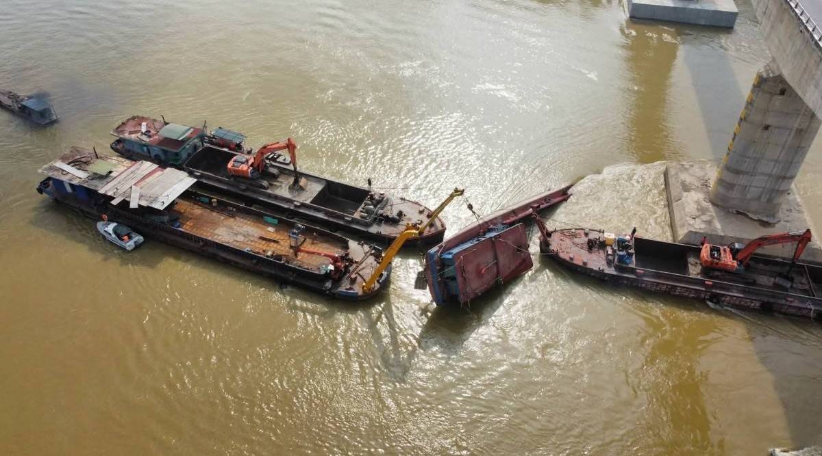 Phú Thọ: Khẩn trương trục vớt 2 tàu chìm tại cầu Sông Lô