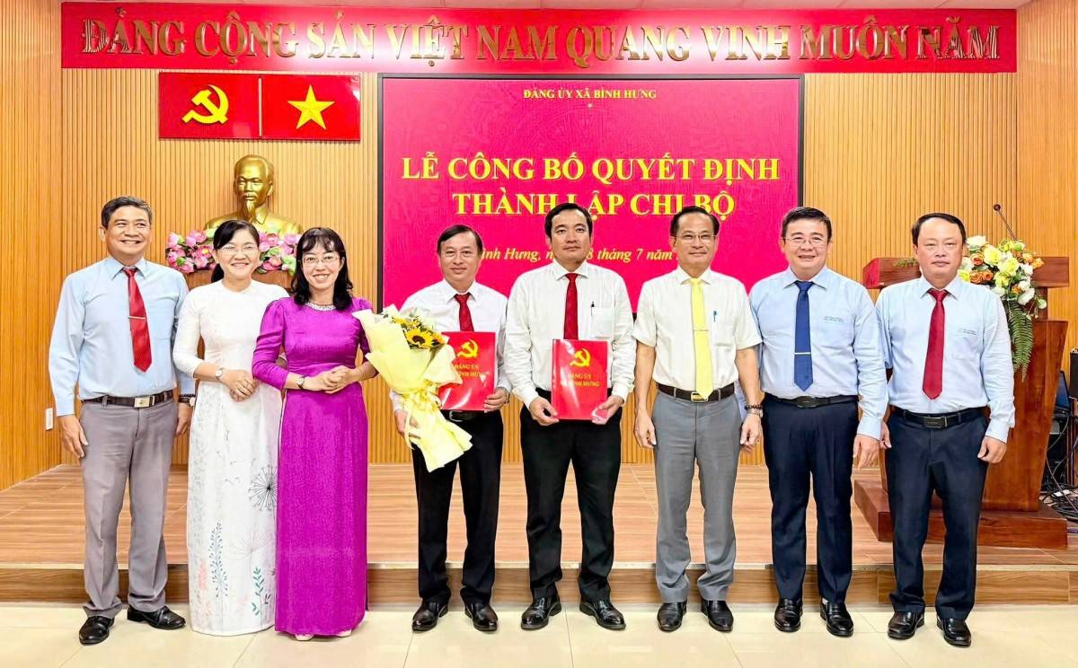 Phạm Văn Lũy, Bí thư Đảng ủy, Chủ tịch HĐND xã chúc mừng các đồng chí được tin tưởng giao trọng trách mới.