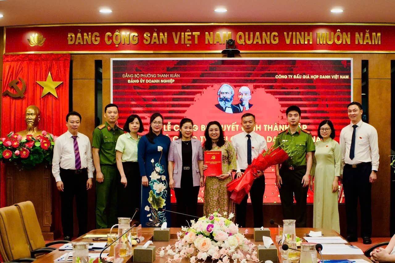 Phó Bí thư Thường trực Đảng ủy phường Thanh Xuân Trần Thị Thu Hà trao quyết định thành lập Chi bộ Đấu giá Hợp danh Việt Nam_Ảnh: Minh Nga