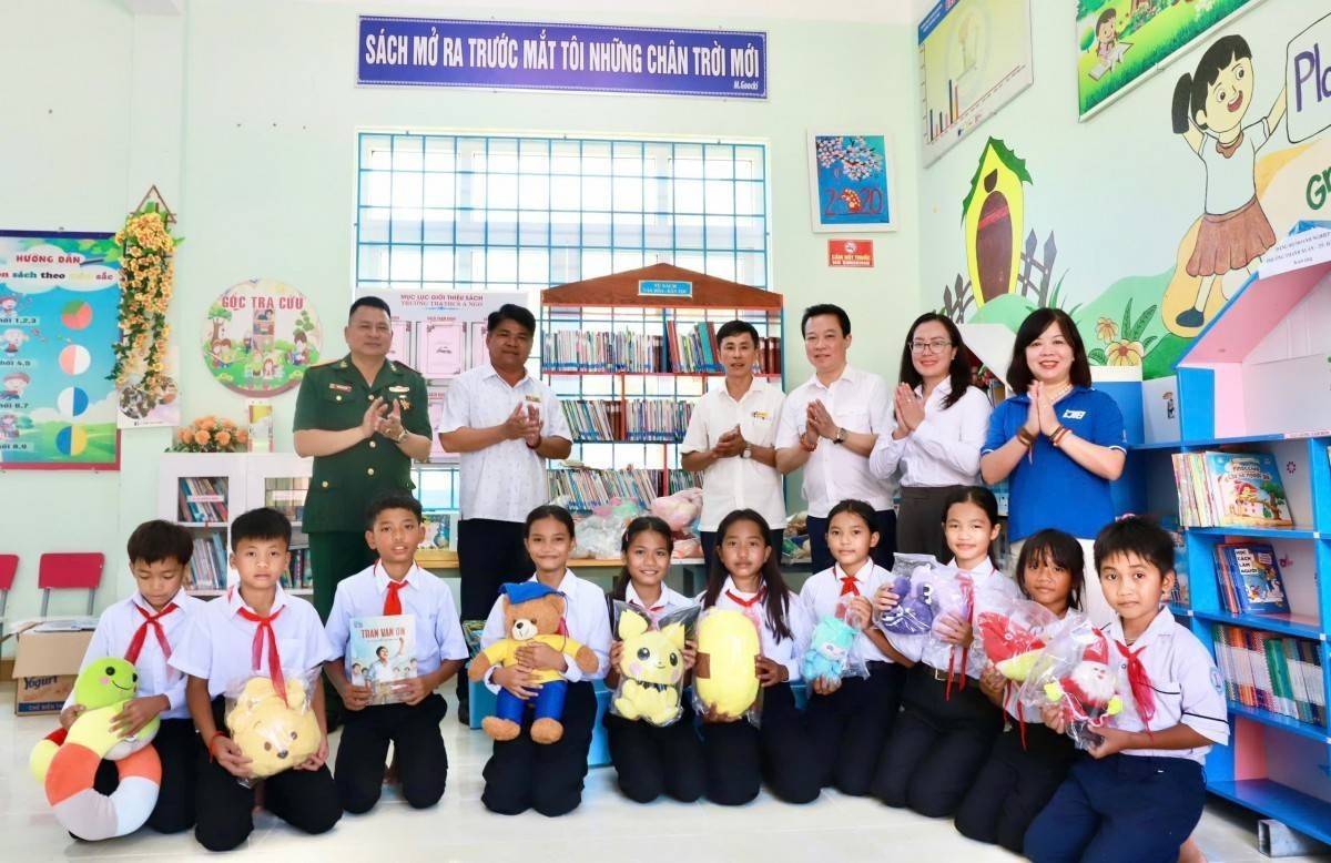 Đảng ủy Doanh nghiệp phường Thanh Xuân trao tặng sách và đồ chơi cho các em học sinh tại xã La Lay, tỉnh Quảng Trị