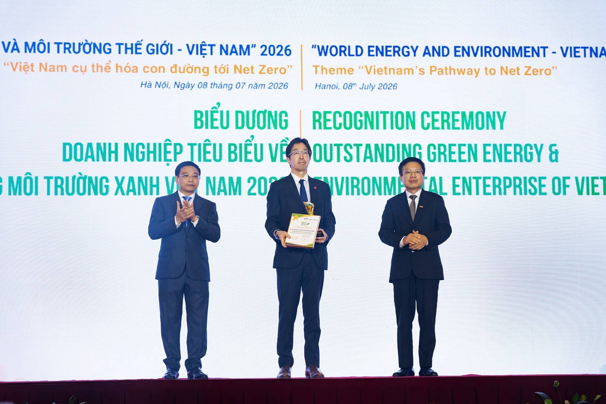Lãnh đạo VPBank nhận giải thưởng Top 10 Doanh nghiệp xanh - Net Zero hành động.