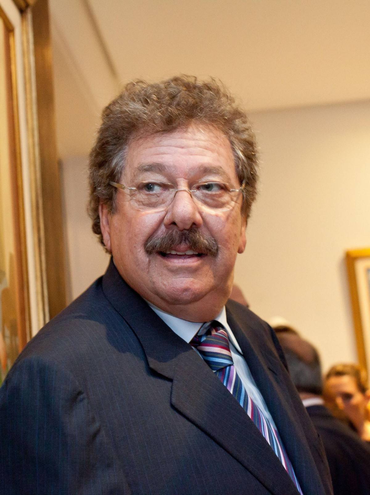 José Luis Cutrale Sr. (1947–2022) là người đưa Sucocítrico Cutrale trở thành doanh nghiệp kiểm soát khoảng một phần ba thị trường nước cam toàn cầu. Dưới sự lãnh đạo của ông, Cutrale xây dựng mô hình tích hợp dọc từ vườn cam, nhà máy chế biến, kho lạnh đến hệ thống logistics và xuất khẩu quốc tế, trở thành một trong những tập đoàn nông nghiệp tư nhân lớn nhất Brazil