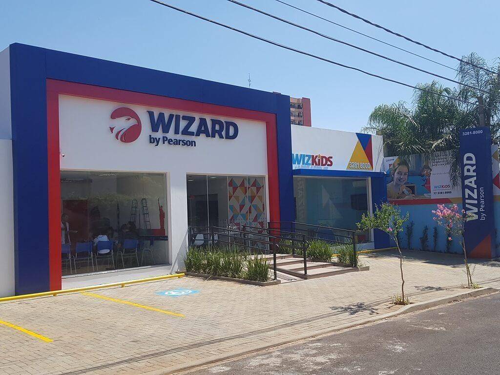 Chuỗi Wizard phát triển từ một trường ngoại ngữ nhỏ thành hơn 2.600 cơ sở tại nhiều quốc gia nhờ mô hình nhượng quyền (franchise) và phương pháp học tập chú trọng giao tiếp ngay từ buổi đầu tiên