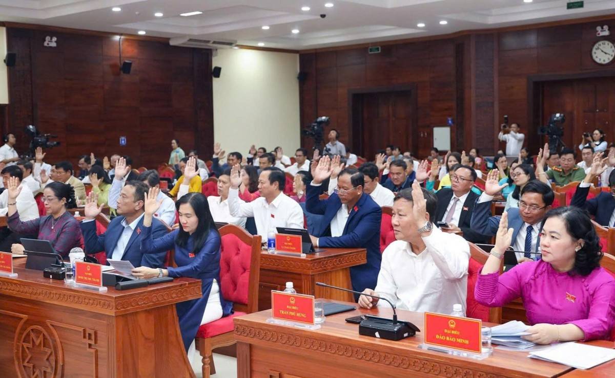 Các đại biểu HĐND tỉnh Đắk Lắk thông qua Nghị quyết phát triển kinh tế - xã hội của tỉnh trong 6 tháng cuối năm 2026. (Ảnh: Cổng Thông tin điện tử Đắk Lắk)