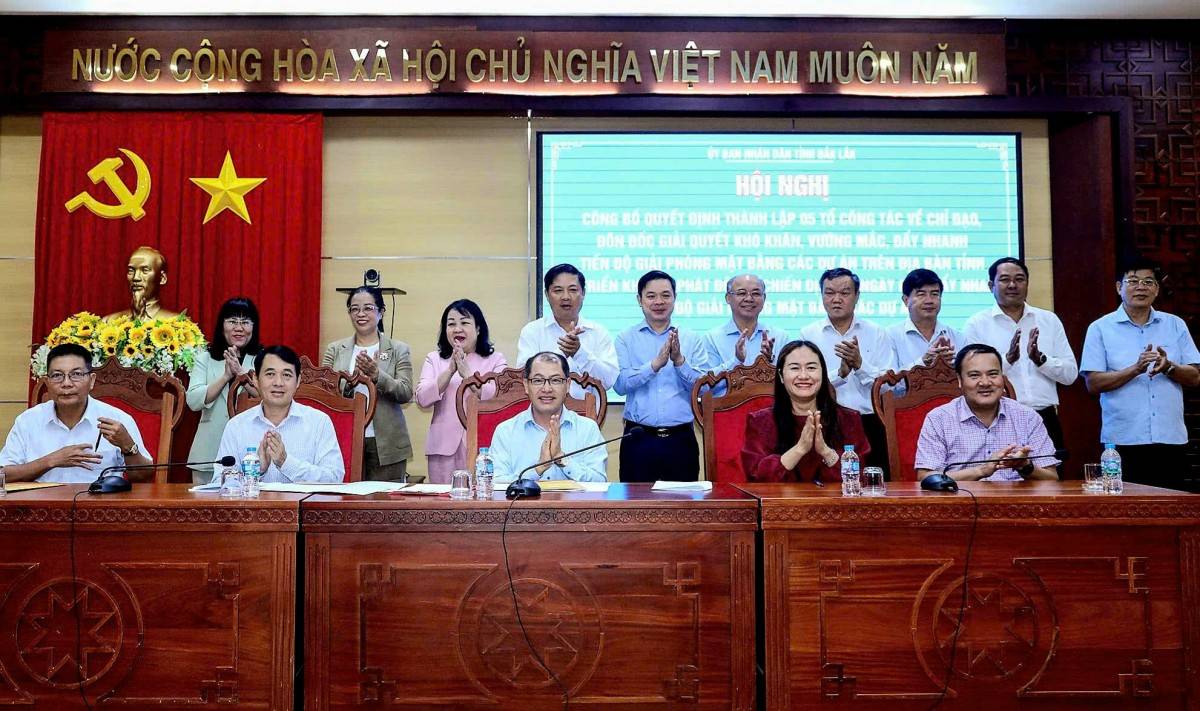  Đại diện các đơn vị liên quan ký cam kết thực hiện bồi thường giải phóng mặt bằng. (Ảnh: Cổng Thông tin điện tử Đắk Lắk)