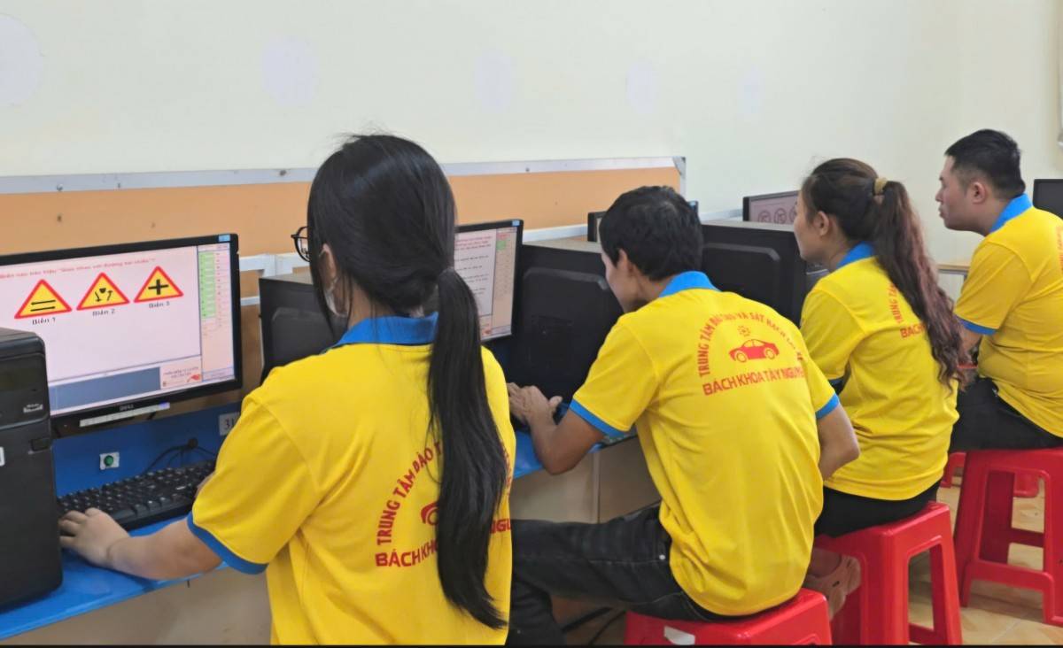 Các học viên lái xe ô tô thực hiện nội dung sát hạch lý thuyết tại Trung tâm Đào tạo và sát hạch lái xe (Trường Cao đẳng Bách khoa Tây Nguyên).