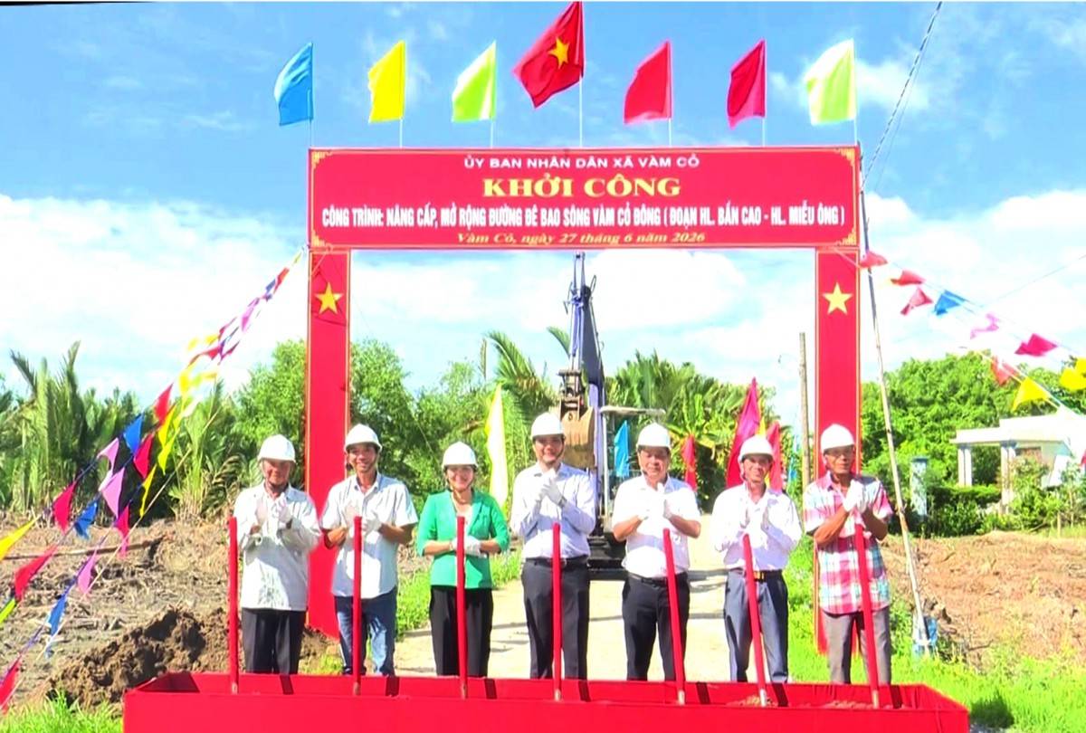 Lãnh đạo địa phương dự lễ khởi công xây cầu