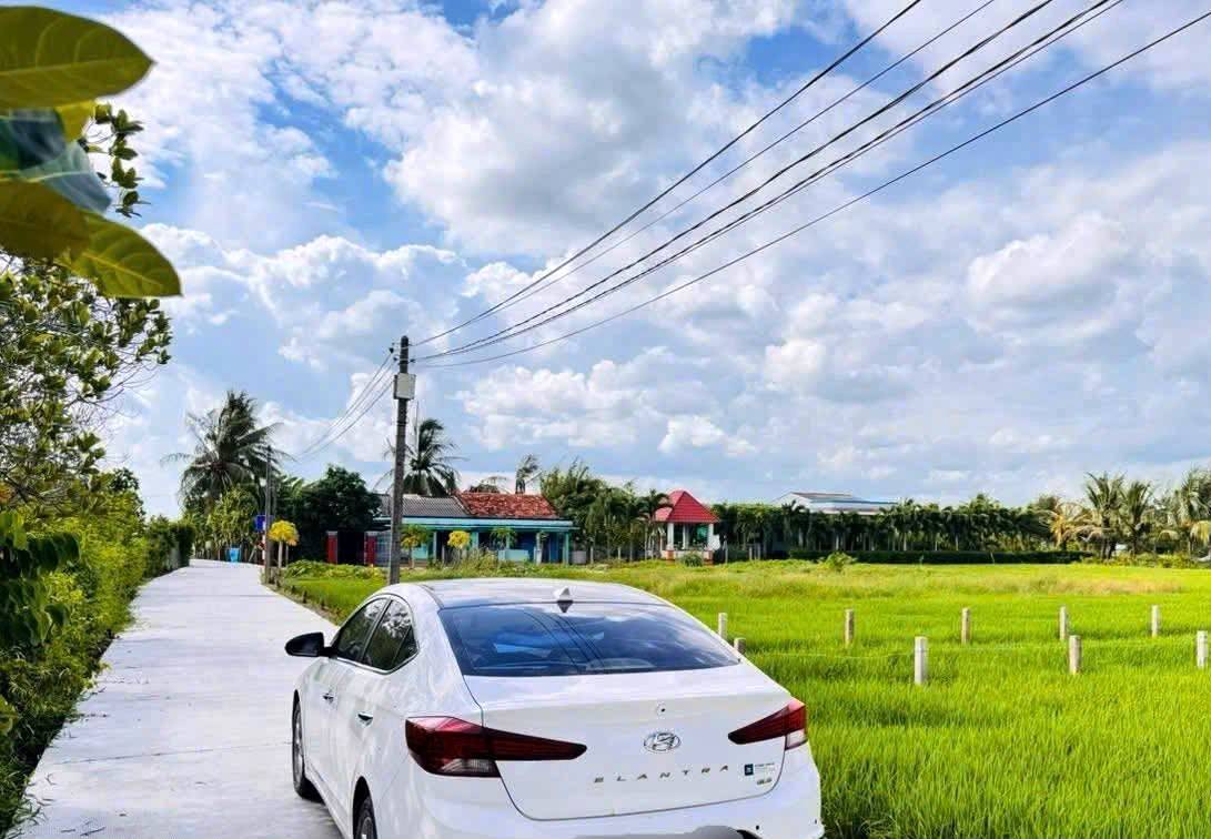 Tuyến đường bê tông phục vụ người dân đi lại