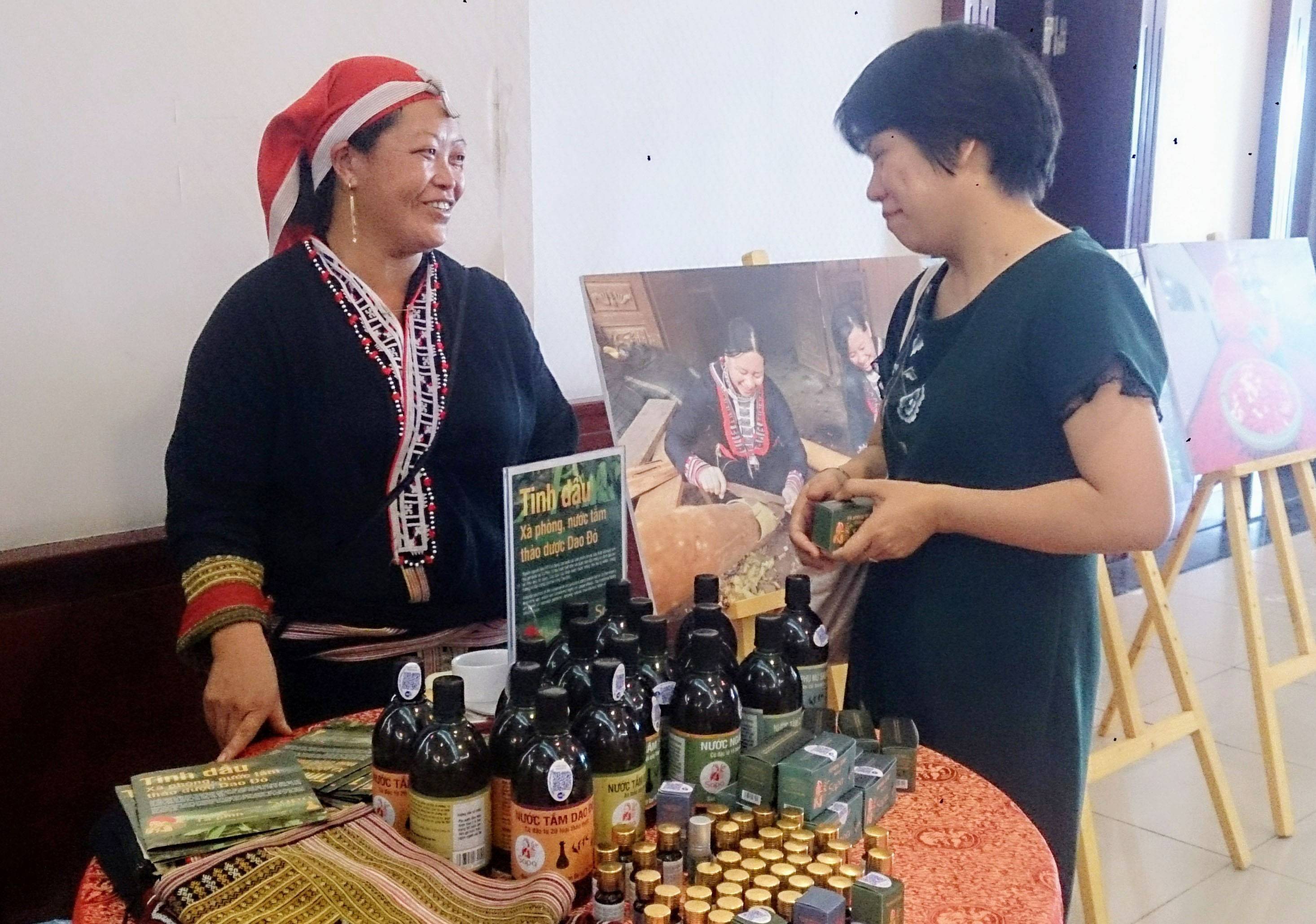Lào Cai phát triển sản phẩm thuốc tắm người Dao đỏ, chế biến các loại tinh dầu... đáp ứng nhu cầu của du khách