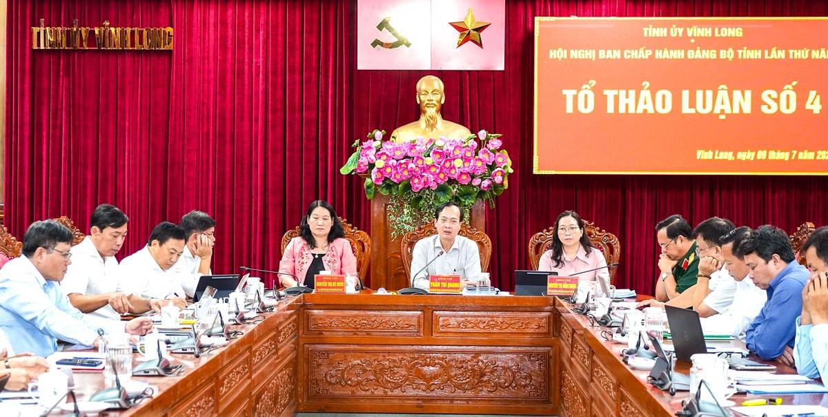 Phó Bí thư Tỉnh ủy, Chủ tịch UBND tỉnh Trần Trí Quang chủ trì tổ thảo luận số 4.